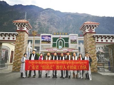 隔户杨柳弱袅袅，恰似十五女儿腰