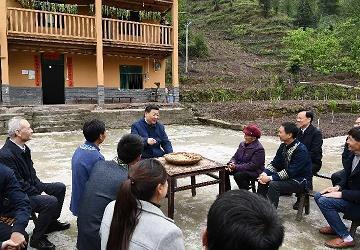 尚忆先朝多乐事，孝皇曾为两宫开