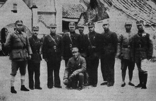 蹑足屏息