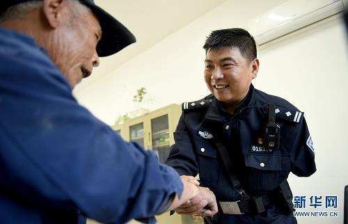 怅望倚危栏，红日无言西下