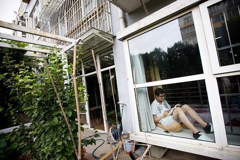 素衣莫起风尘叹，犹及清明可到家