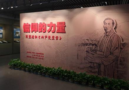 蜀魂飞绕百鸟臣，夜半一声山竹裂